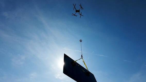 TCS Drohnen Lastentransport eines Solarpaneels